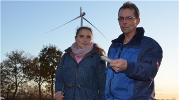 Karin und Uwe Tiedemann finden immer noch Faserteile des Rotorblatts auf ihren Flächen.