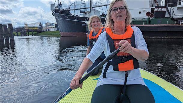 SUP-Premiere geglückt: In Bremerhaven zwischen historischen Schiffen paddeln Karin (vorne) und Jane Brandhorst von "Ins Blaue" finden das Areal perfekt für das Paddling.