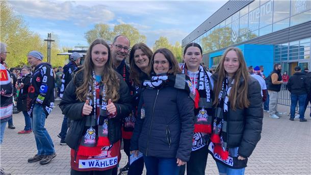 Karina ist mit Familie und Freunden in der Halle. Für ihr Team geben sie alles.