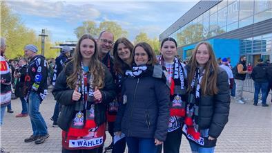 Karina ist mit Familie und Freunden in der Halle. Für ihr Team geben sie alles.