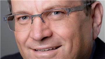 Karl Bosch schaut in die Kamera.
