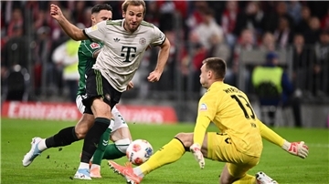 Karl Hein stand immer wieder im Brennpunkt, hier hält er einen Schuss von Harry Kane. 