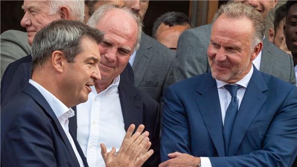 Bayerischer Sportpreis: Rummenigge kämpft mit Tränen Karl-Heinz Rummenigge (r) wird von Ministerpräsident Markus Söder (l) geehrt.