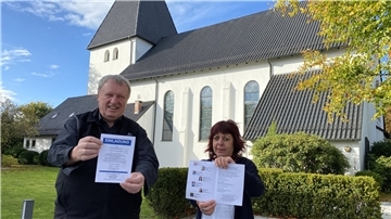 Karl Jasbinschek und Christa Cyriakel vom Wahlvorstand hoffen auf viele Wählerinnen und Wähler bei der anstehenden Kirchenausschusswahl in der St.-Willehad-Gemeinde.