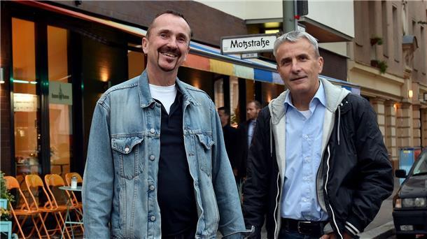 Karl Kreile (l) und Bodo Mende spazieren im September 2017 durch Berlin. Das Paar ist seit 1979 zusammen und gehörte zu den ersten, die ihre eingetragene Lebenspartnerschaft in eine Ehe umwandeln ließen.