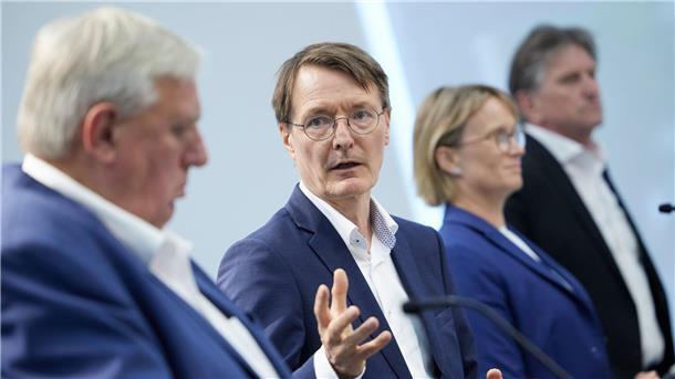 Bund und Länder finden Linie für Krankenhausreform Karl Lauterbach (2.v.l.) zusammen mit NRW-Gesundheitsminiser Karl-Josef Laumann (l.), Melanie Schlotzhauer, Hamburgs Gesundheitssenatorin (2.v.r.), sowie dem baden-württembergischen Gesundheitsminister Manfred Lucha.