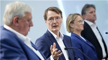 Karl Lauterbach (2.v.l.) zusammen mit NRW-Gesundheitsminiser Karl-Josef Laumann (l.), Melanie Schlotzhauer, Hamburgs Gesundheitssenatorin (2.v.r.), sowie dem baden-württembergischen Gesundheitsminister Manfred Lucha.