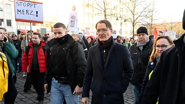 Karl Lauterbach hat sich für den Winterwahlkampf extra einen neuen Mantel gekauft (Archivbild).