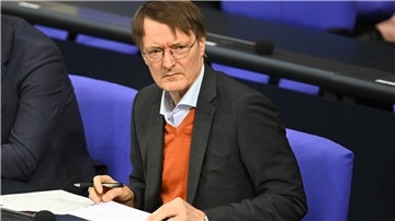 Karl Lauterbach (SPD) dringt auf die Umsetzung seiner Reformen, die noch ausstehen und bedauert vor dem Hintergrund das Ampel-Aus. Er zeigt sich zuversichtlich: Die Krankenhausreform wird trotz Länder-Widerstand kommen.