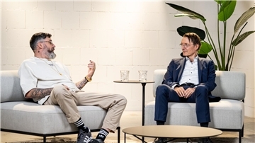Karl Lauterbach (SPD, r), Bundesminister für Gesundheit, und Sido, Rapper, diskutieren über das Thema der Cannabis-Legalisierung.