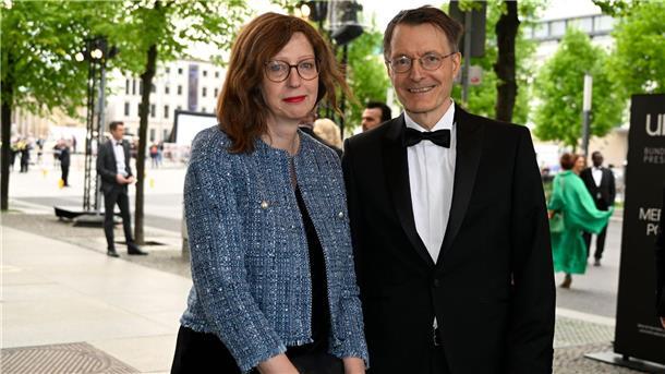 Karl Lauterbach und Elisabeth Niejahr kommen zum 71. Bundespresseball in Berlin.
