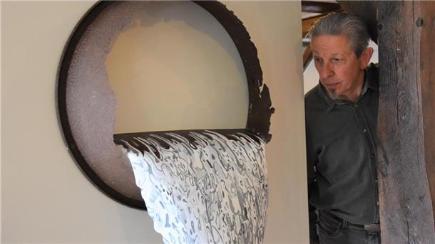 Das Foto zeigt Karl Schmeichel mit einem seiner Objekte. 