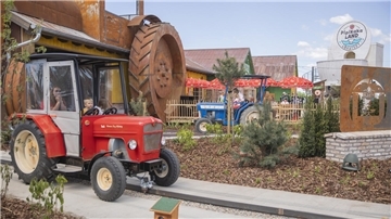 Ein roter Traktor als Teil eines Freizeitparks. 