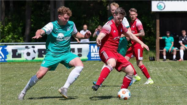 Karlshöfens Jan Schoof (links) im Duell mit Selsingens Justin Bronkalla. Dem Karlshöfener gelang später der Treffer zum 3:1.