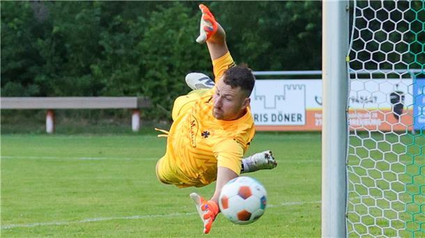 Karlshöfens Keeper Timo Flathmann streckt sich vergebens, das Leder landet im Netz.