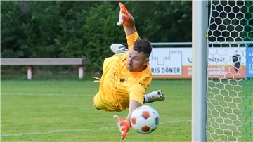Karlshöfens Keeper Timo Flathmann streckt sich vergebens, das Leder landet im Netz.