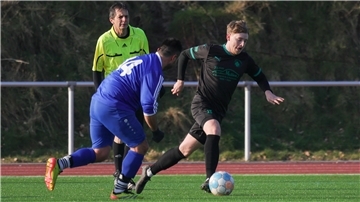 Karlshöfens Luca Mischnick (rechts) erzielte zwei Treffer beim 3:0 des TSV gegen den TuS Tiste.