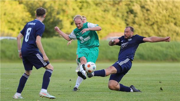 Karlshöfens Marvin Grabau (Mitte) kehrte im Pokalspiel gegen Wörpetal nach überstandenem Kreuzbandriss zurück aufs Feld. Sein Team, TSV Karlshöfen, gilt als Topfavorit auf die Meisterschaft in der 1. Kreisklasse Nord.