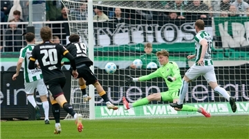 Karlsruhes Louey Ben Farhat (M) erzielt gegen Münster das 1:0.