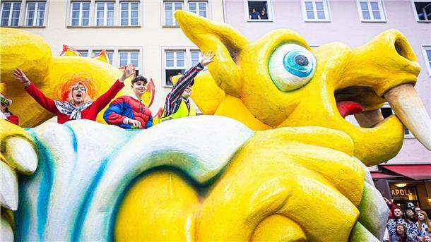 Karnevalisten auf einem Motivwagen beim Karnevalsumzug „Schoduvel“ in Brauschweig.