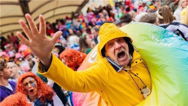 Karnevalisten feiern an Weiberfastnacht die Eröffnung des Straßenkarnevals auf dem Alten Markt in Köln.
