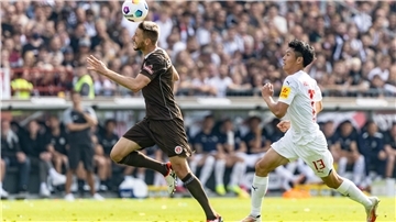 Karol Mets (links) und Kiels Shuto Machino kämpfen um den Ball.