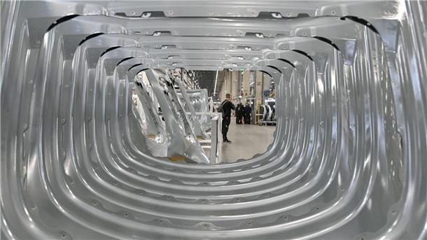 Ein Jahr Tesla-Werk in Deutschland Karosserieteile aus Aluminium für das Elektrofahrzeug vom Typ Model Y.