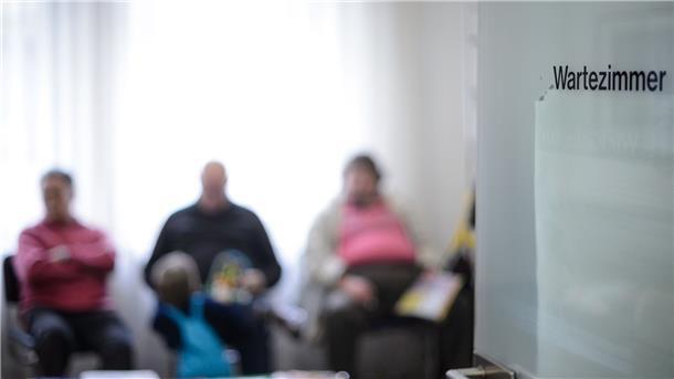 Kassenärzte protestierten gegen die Streichung der Neupatienten-Regel. Sie fürchten, dass Patienten so zukünftig länger auf Termine warten müssen.