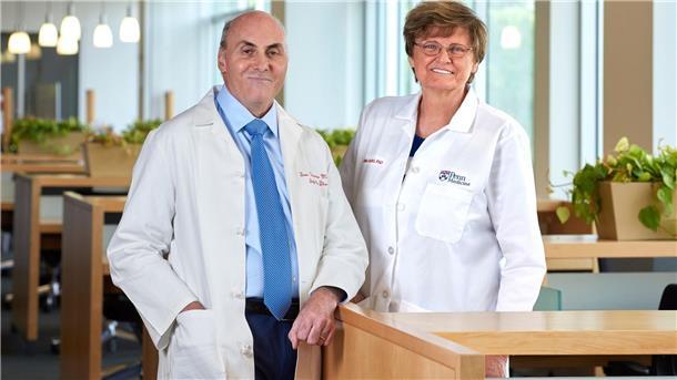 Kennedy Jr. streicht halbe Milliarde bei mRNA-Impfstoffen Katalin Karikó (r) und Drew Weissman haben 2023 für grundlegende Arbeiten zur mRNA-Technik den Nobelpreis für Medizin erhalten. (Archivbild)