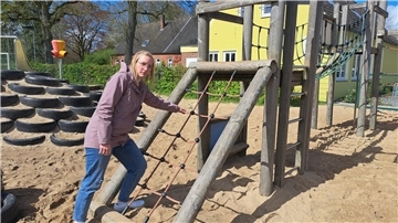 Katharina Seebeck vom Schulverein der Grundschule Uthlede am alten Klettergerüst auf dem Spielplatz.
