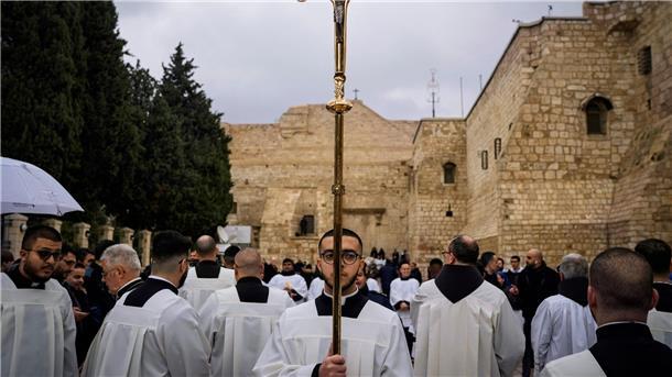 Kriegsweihnacht im Heiligen Land: Mehr Pflicht als Freude Katholische Geistliche gehen am Heiligabend in Bethlehem im Westjordanland in einer Prozession neben der Geburtskirche.