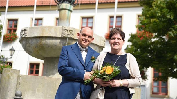 Hochzeit mit Behinderungen: 885 Tage Warten auf das Jawort Kathrin Pollnow und Klaus-Dieter Rose stehen vor dem Standesamt in Oschersleben (Sachsen-Anhalt).