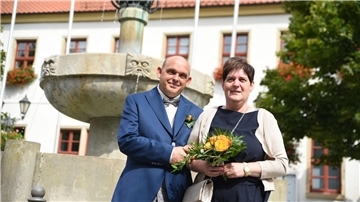Kathrin Pollnow und Klaus-Dieter Rose stehen vor dem Standesamt in Oschersleben (Sachsen-Anhalt).
