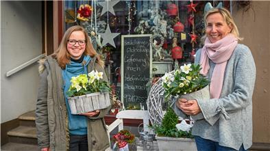 Katja Ambrasas (links) und Claudia Vollrath Hoffmann vor dem Blumenladen Flower Cottge in der Schillerstraße.