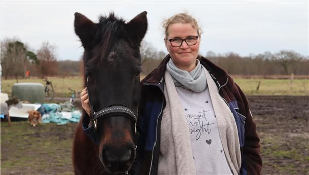Katja Kahrs, mit einem von ihren 18 Pferden. Die Tarmstedterin steht den Bauarbeiten der Wörpebrücke kritisch gegenüber.