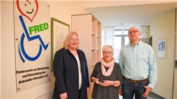 Katja Loesche (Ameos), Annette Faße (FRED) und Dr. Evgenij Khavkin (von Links) zeigen die Familienoase am Standort Mitte.