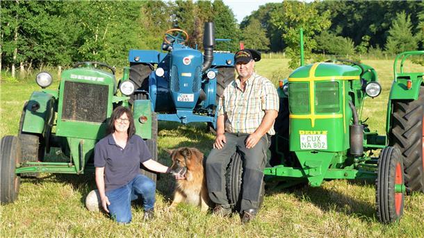 Katja Meier, Hündin Lana und Hanke Neumann mit ihren drei historischen Gefährten: zwei Deutz-Traktoren aus den Jahren 1938 und 1951 sowie einem Lanz Bulldog Baujahr 1959 (Mitte).