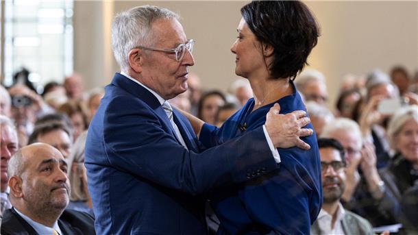 Friedenspreisträger: Annäherung an Putin ebnet Weg zum Krieg Katja Petrowaskaja: „Danke, dass Sie sich immer wieder zu Wort melden.“