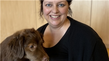 Katrin Frölich mit ihrem Therapiehunde Finny.