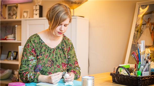 Katrin Schlüter aus Bremerhaven nimmt ehrenamtlich Gipsabdrücke von Sternenkindern – verstorbenen Früh- oder schon tot Geborenen.