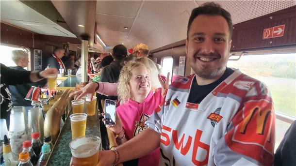 Pinguins-Fans on Tour: Per Sonderzug nach Mannheim - Her mit den Punkten (Update 28) Katrin und Leon sind Arbeitskollegen und haben ihren freien Tag bestens geplant. Leon hat sich erst gestern kurzfristig entschlossen, mitzufahren. Absolut richtige Entscheidung!