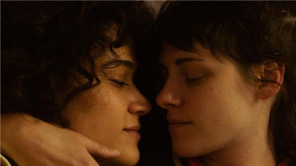 Katy M. O’Brian (l) und Kristen Stewart als Jackie und Lou in einer Szene des Films „Love Lies Bleeding“.