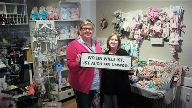 Kaum Corona-Hilfen: Susanne Höpken (links) und Sonja Greulich geben ihr Laden-Café in Brake trotzdem nicht auf.
