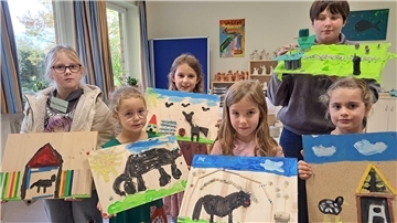 Wo das Glück wohnt: Nordenhamer Kinder entdecken ihren Happy Place Bild von Ella-Christina, Johanne, Johanna, Jonte, Matthea und Malene, die ihre Glücksstädte präsentieren, die sie während der Kinderbibelwoche der Kirchengemeinde Nordenham gemalt und gebastelt haben.