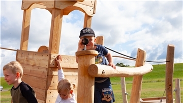 Kaum eröffnet, schon ein echter Kinderhit: der Kletterkutter aus Rubinienholz am Grünstrand in Wremen.