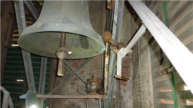 Kaum ist die Reparatur beendet, läuten die Glocken wieder am Kirchenturm von St. Jakobi in Bad Bederkesa. Die Anwohner sind sauer.