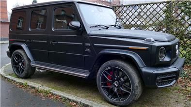 Ein schwarzer Mercedes G63 AMG parkt auf dem Polizeihof.
