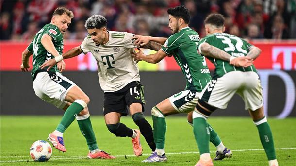 Kaum zu stoppen: Bayern-Angreifer Luis Díaz gegen drei Bremer.