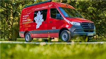 Kaum zu übersehen: das knallrote Infomobil des Verkehrsverbundes Bremen/Niedersachsen.