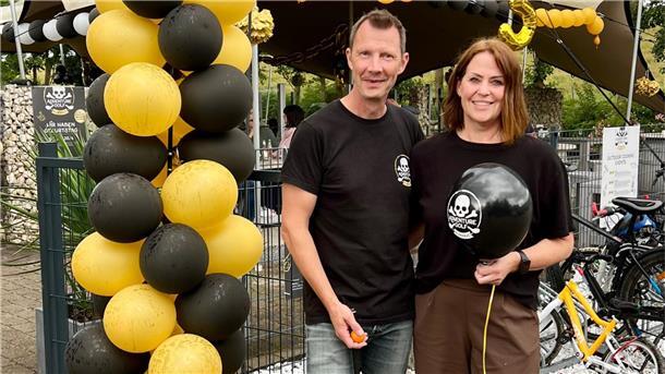 Mit Freibier und Prosecco: Adventure-Golf-Anlage feiert fünften Geburtstag  Das Foto zeigt Kay und Dunja Stöcker.